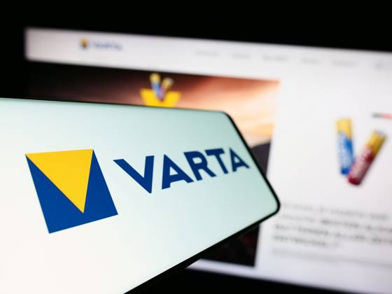 Mobile phone with logo of German battery company Varta AG on screen in front of business website. Stuttgart, Germany - 09-11-2023: Mobile phone with logo of German battery company Varta AG on screen in front of business website. Focus on left of phone display. Copyright: xZoonar.com TimonxSchneiderx 21090948