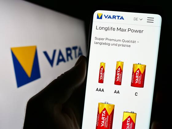 Person holding cellphone with webpage of German battery company Varta AG on screen. Stuttgart, Germany - 09-11-2023: Person holding cellphone with webpage of German battery company Varta AG on screen in front of business logo. Focus on center of phone display. Copyright: xZoonar.com TimonxSchneiderx 21090953