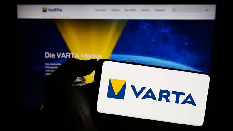 Person holding smartphone with logo of German battery company Varta AG on screen in front of website Stuttgart, Germany - 09-11-2023: Person holding smartphone with logo of German battery company Varta AG on screen in front of website. Focus on phone display. Copyright: xZoonar.com TimonxSchneiderx 21090973