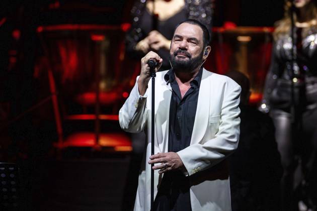 Marian Gold von Alphaville live bei einerm Konzert der 40th Anniversary - The Symphonic Tour mit dem Deutschen Filmorchester Babelsberg in der Messehalle. Erfurt, 31.01.2024