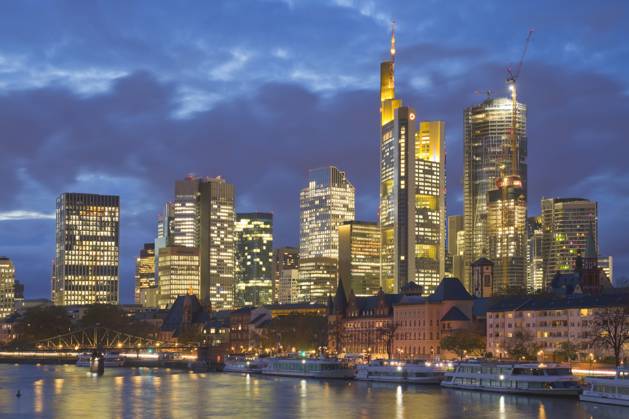 Stadtansicht am Abend mit Main und Bankenviertel, Deutschland, Hessen, Frankfurt am Main City view in the evening with Main and banking district, Germany, Hesse, Frankfurt am Main BLWS702769