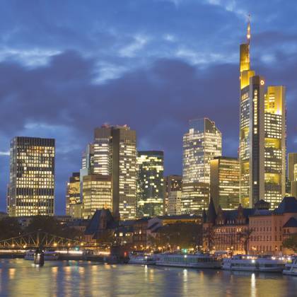 Stadtansicht am Abend mit Main und Bankenviertel, Deutschland, Hessen, Frankfurt am Main City view in the evening with Main and banking district, Germany, Hesse, Frankfurt am Main BLWS702770