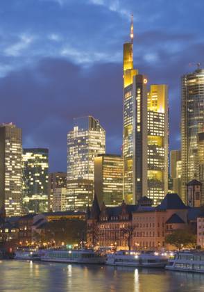 Stadtansicht am Abend mit Main und Bankenviertel, Deutschland, Hessen, Frankfurt am Main City view in the evening with Main and banking district, Germany, Hesse, Frankfurt am Main BLWS702771