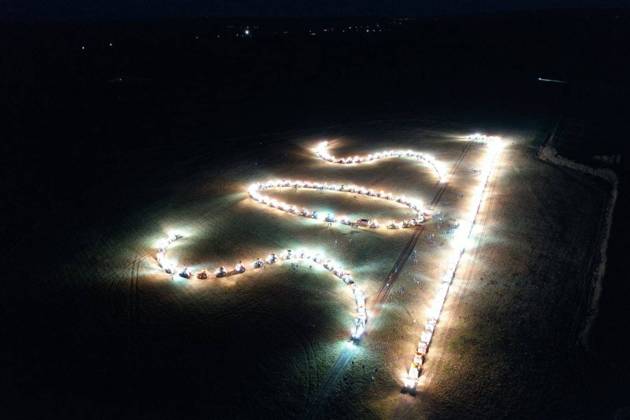 Bilder des Jahres 2024, News 02 Februar News Themen der Woche KW05 News Bilder des Tages Colère des agriculteurs : entre 150 et 200 tracteurs forment un SOS à l aérodrome de Maconge PHOTOPQR LE BIEN PUBLIC MARIE MORLOT Ce jeudi soir, les agriculteurs de Côte-d Or mènent une action à l aérodrome de Pouilly-Maconge, près de Pouilly-en-Auxois. Entre 150 et 200 tracteurs forment un SOS visible depuis le ciel. French farmers’ protest continue Between 150 and 200 tractors form an SOS visible from the sky. France feb 2, 2024 France  Copyright: xPHOTOPQR LExBIENxPUBLIC MAXPPPxMARIExMORLOTx 20240202BPU1239 20240202BPU1240