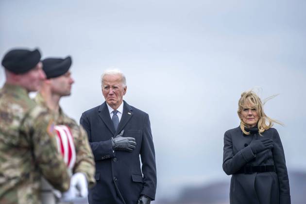 Bilder des Jahres 2024, News 02 Februar News Themen der Woche KW05 News Bilder des Tages President Joe Biden and First Lady Jill Biden look on as A U.S. Army carry team carries the transfer case containing the remains of Army Sgt. Breonna Moffett during a dignified transfer at Dover Air Force Base in Dover, Delaware on Friday, February 2, 2024. Moffett was one of three American soldiers killed in Jordan this week in a drone strike attributed to Iranian-backed militant groups.  DEL20240202313 BONNIExCASH