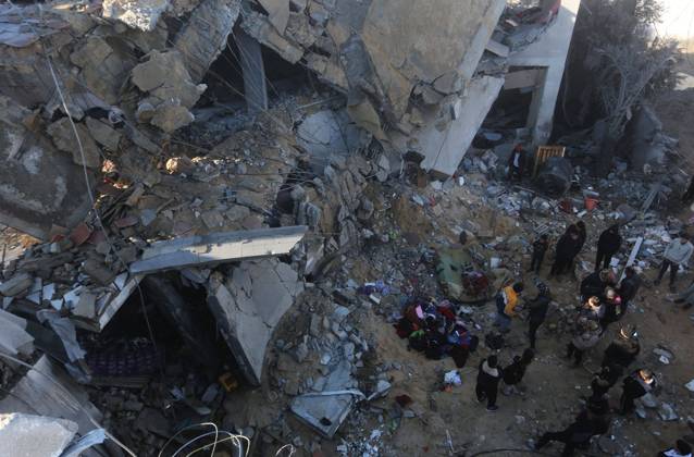 Bilder des Jahres 2024, News 02 Februar News Themen der Woche KW05 News Bilder des Tages (240203) -- RAFAH, Feb. 3, 2024 -- Palestinians inspect the debris of a building after Israeli airstrikes in the southern Gaza Strip city of Rafah, Feb. 3, 2024. In the early hours of Saturday, at least 24 Palestinians, including children and women, were killed as Israeli airstrikes and artillery bombardments struck houses in the Gazan cities of Deir al-Balah and Rafah, according to the official Palestinian news agency WAFA. (Photo by Xinhua) MIDEAST-GAZA-ISRAEL-STRIKE KhaledxOmar 