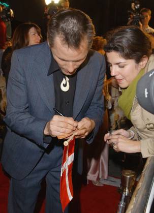 The Lord of The Rings:The Return of The King L.A. Premiere Viggo Mortensen signs autographs at The Lord of The Rings:The Return of The King L.A. Premiere held at The Mann Village Theatre. December 3,2003 ( ) Copyright 2003 by Debbie VanStory iPhoto.ca Los Angeles CA USA EDITORIAL USE ONLY Copyright: x( )xCopyrightx2003xbyxDebbiexVanStoryx VanStory,xDebbiex iphotos034537