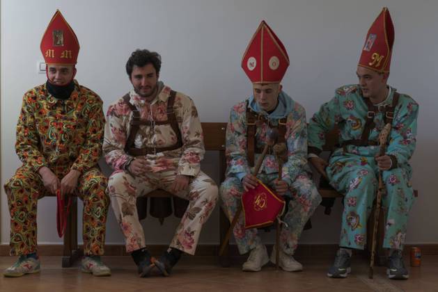 Bilder des Jahres 2024, News 02 Februar News Themen der Woche KW05 February 3, 2024, Almonacid De Marquesado, Cuenca, Spain: Members of the Endiablada brotherhood wait for the Saint procession during the Endiablada traditional festival in Almonacid Del Marquesado, Spain. ..Annually on February 2-3, the town of Almonacid del Marquesado in central Spain hosts the vibrant Endiablada (The Brotherhood of the Devils) festivals, a tradition dating back to medieval times or earlier in honor of the Candelaria and San Blas. During this lively event, male participants don devilish attire, including vivid jumpsuit costumes and red miter hats. Adorned with sizable copper cowbells around their waists, the festivity unfolds as they traverse the town s meandering streets, engaging in dances, jumps, and visits to t - ZUMAg264 20240203_zip_g264_006 Copyright: xGuillermoxGutierrezxCarrascalx