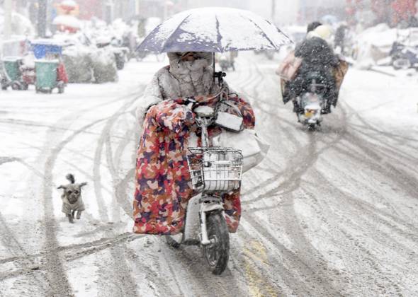 Bilder des Jahres 2024, News 02 Februar News Themen der Woche KW05 News Bilder des Tages Heavy Snow Hit Part of China Citizens are riding slowly on a street during a heavy snowfall in Huai an, China, on February 4, 2024. Huai an Jiangsu China  Copyright: xCFOTOx originalFilename: cfoto-heavysno240204_npsKD.jpg