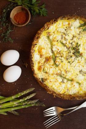 Quiche with ingredients of eggs, asparagus, paprika and thyme Boca Grande, Florida, United States , 20.12.2023, TTBB_ti00580_00665.jpg, overhead view, still life, simplicity, healthy eating, fresh, raw, fork, bowl, plate, indoors, food-and-drink, food, vegetable, asparagus, herb, parsley, thyme, quiche, organic food, paprika, nobody, nutrition, homemade, ready-to-eat, variety, quality, egg Copyright: xRobertoxWestbrookx
