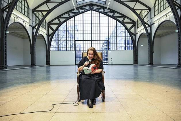 Bilder des Jahres 2024, Entertainment 02 Februar Entertainment Themen der Woche KW06 Entertainment Bilder des Tages 100-stündige Lesung im Hamburger Bahnhof ** NUR FÜR REDAKTIONELLE ZWECKE ** EDITORIAL USE ONLY **<p>Tania Bruguera, Künstlerin und Aktivistin, liest vor einem Pressetermin zu ihrer Performance «Where Your Ideas Become Civic Actions (100 Hours Reading The Origins of Totalitarianism)», im Hamburger Bahnhof · Nationalgalerie der Gegenwart aus Hannah Arendts «Elemente und Ursprünge totaler Herrschaft». Die 100-stündige Lesung findet in der Historischen Halle des Museums bei kostenlosem Eintritt ununterbrochen, Tag und Nacht, vom Mittwoch, 7. Februar 2024, 19 Uhr, bis Sonntag, 11. Februar 2024, 23 Uhr, statt. fotografiert am 06.02.2024 in Berlin. Deutschland Berlin Berlin Copyright: MaurizioxGambarini