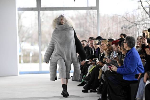 Bilder des Jahres 2024, Entertainment 02 Februar Entertainment Themen der Woche KW06 Entertainment Bilder des Tages Model bei der Dzhus Fashion Show auf der Berlin Fashion Week Autumn Winter 2024 im Pressecafe am Alexanderplatz. Berlin, 06.02.2024