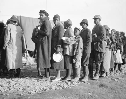 African Americans waiting for food in the Forrest City, Arkansas, 1937 1128855 African Americans waiting for food in the Forrest City, Arkansas, 1937 by Evans, Walker (1903-75); Private Collection; (add.info.: Walker Evans Farm Security Administration B&W - Office of War Information Photograph Collection). Copyright: xBridgemanxImagesx 1128855
