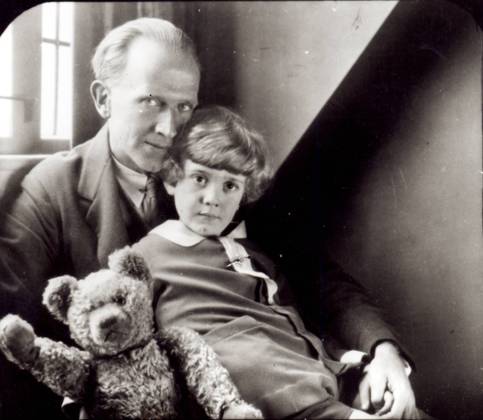 A. A. Milne (1882-1956) and his son Christopher Robin (b.1920) with Winnie-the-Pooh, 1926 (b w photo) XJF119840 A. A. Milne (1882-1956) and his son Christopher Robin (b.1920) with Winnie-the-Pooh, 1926 (b w photo) by Coster, Howard (1885-1959); Private Collection; (add.info.: by Howard Coster). Please note: The artwork in this photograph is in copyright. It is your responsibility to ensure this additional copyright is cleared prior to use. Please contact Bridgeman Images if you require further information on the copyright handler. Copyright: xBridgemanxImagesx 119840