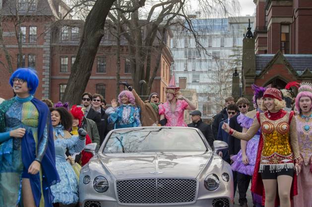 US actress Annette Bening, flanked by Harvard students, cheers and waves to the crowd during a parade, through the Harvard Yard in her honor, as she is named the Harvard University s Hasty Pudding Theatricals 2024 Woman of the Year in Cambridge, MA on Tuesday, February 06, 2024.  BOS20240206010 AmandaxSabga