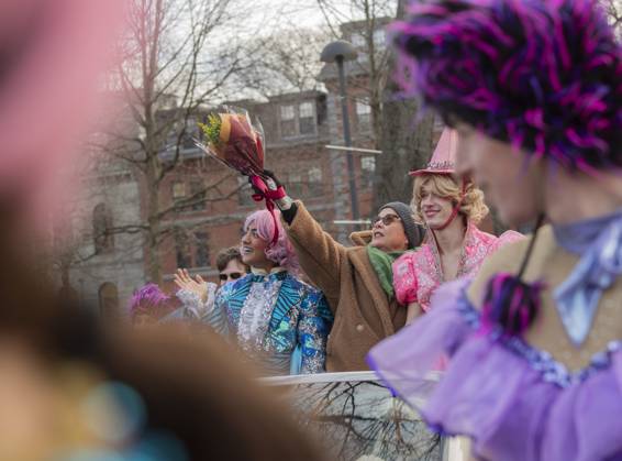 US actress Annette Bening, flanked by Harvard students, holds up her flowers to the crowd during a parade, through the Harvard Yard in her honor, as she is named the Harvard University s Hasty Pudding Theatricals 2024 Woman of the Year in Cambridge, MA on Tuesday, February 06, 2024.  BOS20240206011 AmandaxSabga