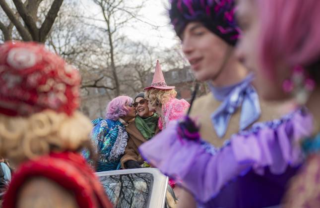 US actress Annette Bening is kissed by Harvard students during a parade, through the Harvard Yard in her honor, as she is named the Harvard University s Hasty Pudding Theatricals 2024 Woman of the Year in Cambridge, MA on Tuesday, February 06, 2024.  BOS20240206014 AmandaxSabga
