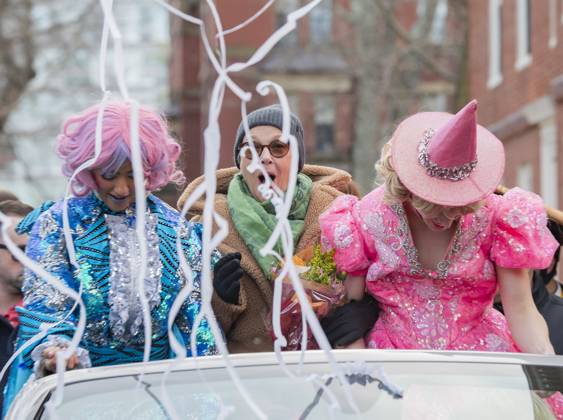 US actress Annette Bening, flanked by Harvard students, reacts to confetti during a parade, through the Harvard Yard in her honor, as she is named the Harvard University s Hasty Pudding Theatricals 2024 Woman of the Year in Cambridge, MA on Tuesday, February 06, 2024.  BOS20240206015 AmandaxSabga