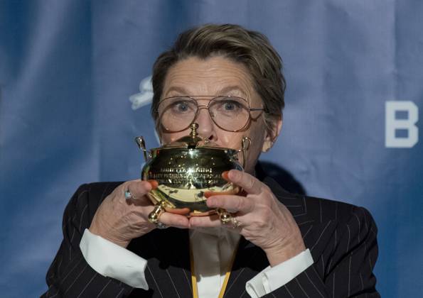 US actress Annette Bening kisses her Pudding Pot following a roast in her honor, as she is named the Harvard University s Hasty Pudding Theatricals 2024 Woman of the Year in Cambridge, MA on Tuesday, February 06, 2024.  BOS20240206059 AmandaxSabga