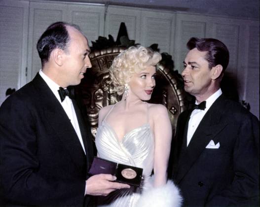 American actress and singer Marilyn Monroe (1926 - 1962). Photoplay Award with Alan Ladd, March 8th, 1954 (photo) 1632133 American actress and singer Marilyn Monroe (1926 - 1962). Photoplay Award with Alan Ladd, March 8th, 1954 (photo); (add.info.: L actrice et chanteuse americaine Marilyn Monroe (1926 - 1962) recoit la recompense de la Star Feminine la plus populaire avec un Photoplay Award, le 8 mars 1954, en compagnie de l acteur Alan Ladd --- American actress and singer Marilyn Monroe (1926 - 1962). Photoplay Award with Alan Ladd, March 8th 1954); Diltz. Copyright: xDiltzx xBridgemanxImagesx 1632133