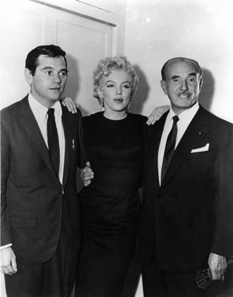 American actress and singer Marilyn Monroe (1926 - 1962), meet and deal with Milton Greene, Marilyn Monroe and Jack Warner for the movie The Prince and the Showgirl ., 1956 (b w photo) 1632149 American actress and singer Marilyn Monroe (1926 - 1962), meet and deal with Milton Greene, Marilyn Monroe and Jack Warner for the movie The Prince and the Showgirl ., 1956 (b w photo); (add.info.: L actrice et chanteuse americaine Marilyn Monroe (1926 - 1962) rencontre Milton Greene et Jack Warner pour son role dans le film Le Prince et la Danseuse, 1956 --- American actress and singer Marilyn Monroe (1926 - 1962), meet and deal with Milton Greene, Marilyn Monroe and Jack Warner for the movie The Prince and the Showgirl . 1956); Diltz. Copyright: xDiltzx xBridgemanxImagesx 1632149