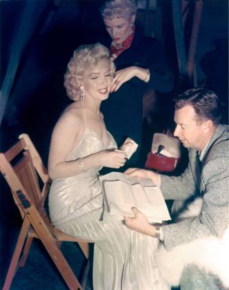American actress and singer Marilyn Monroe (1926 - 1962), during a party 1953 (photo) 1632154 American actress and singer Marilyn Monroe (1926 - 1962), during a party 1953 (photo); (add.info.: L actrice et chanteuse americaine Marilyn Monroe (1926 - 1962) lors d une soiree en 1953 --- American actress and singer Marilyn Monroe (1926 - 1962), during a party in 1953); Diltz. Copyright: xDiltzx xBridgemanxImagesx 1632154