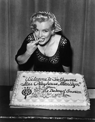 American actress and singer Marilyn Monroe (1926 - 1962), at the NBC Studio Radio Hollywood, august, 1952, holding a cake (b w photo) 1632156 American actress and singer Marilyn Monroe (1926 - 1962), at the NBC Studio Radio Hollywood, august, 1952, holding a cake (b w photo); (add.info.: L actrice et chanteuse americaine Marilyn Monroe (1926 - 1962) en aout 1952, au NBC Studio Radio Hollywood. Elle goute un gateau realise en l honneur de sa venue, realise par les boulangers americains --- American actress and singer Marilyn Monroe (1926 - 1962), at the NBC Studio Radio Hollywood, august 1952, holding a cake.); Diltz. Copyright: xDiltzx xBridgemanxImagesx 1632156