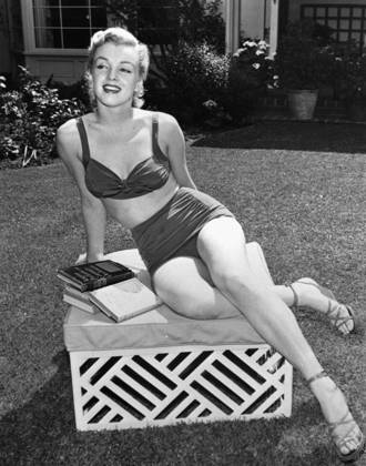 American actress and singer Marilyn Monroe (1926 - 1962), sitting on a pouffe in a garden 1951 (b w photo) 1632158 American actress and singer Marilyn Monroe (1926 - 1962), sitting on a pouffe in a garden 1951 (b w photo); (add.info.: L actrice et chanteuse americaine Marilyn Monroe (1926 - 1962) assise dans un jardin en 1951 --- American actress and singer Marilyn Monroe (1926 - 1962), sitting on a pouffe in a garden in 1951); Diltz. Copyright: xDiltzx xBridgemanxImagesx 1632158