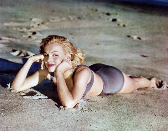 American actress and singer Marilyn Monroe (1926 - 1962) lying on a beach in Los Angeles, 1951 (photo) 1632159 American actress and singer Marilyn Monroe (1926 - 1962) lying on a beach in Los Angeles, 1951 (photo); (add.info.: L actrice et chanteuse americaine Marilyn Monroe (1926 - 1962) allongee sur une plage de Los Angeles en 1951 --- American actress and singer Marilyn Monroe (1926 - 1962) lying on a beach in Los Angeles, 1951); Diltz. Copyright: xDiltzx xBridgemanxImagesx 1632159