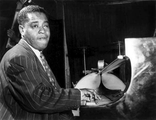 Art Tatum (1909-1956) American Jazz Pianist here at The Piano C. 1944 (b w photo) 1642016 Art Tatum (1909-1956) American Jazz Pianist here at The Piano C. 1944 (b w photo); (add.info.: Art Tatum (1909-1956) american jazz pianist here at the piano c. 1944). Copyright: xBridgemanxImagesx 1642016