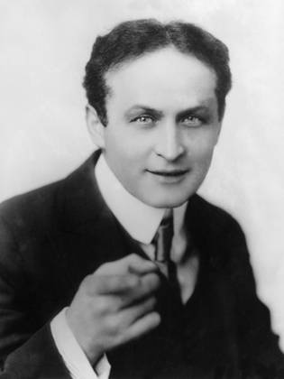 Harry Houdini, c.1919 (b w photo) 1680105 Harry Houdini, c.1919 (b w photo); (add.info.: Ehrich Weiss aka Harry Houdini (1874-1926) american magician); PVDE. Copyright: xPVDEx xBridgemanxImagesx 1680105