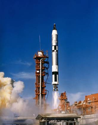 Titan Launch vehicule from Kennedy s complex, 1966 (photo) 1680548 Titan Launch vehicule from Kennedy s complex, 1966 (photo) by Unknown photographer, (20th century); (add.info.: GEMINI 12 ASTRONAUTS LOVELL, JAMES AND BUZZ ALDRIN, EDWIN LIFTED OFF ABOARD A TITAN LAUNCH VEHICLE FROM KENNEDY S COMPLEX-19 AT 3:45 PM EST, NOVEMBER 11, 1966); PVDE. Copyright: xPVDEx xBridgemanxImagesx 1680548