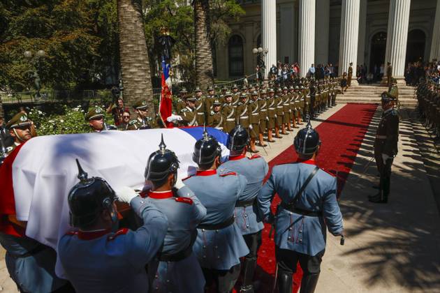 Santiago, February 6, 2024 The remains of former president Sebastian Pinera arrive at the former National Congress for a state funeral The former president died after his helicopter crashed in Lake Ranco Dragomir Yankovic Aton Chile, Santiago Chile Aton 871427  Copyright: DRAGOMIRxYANKOVIC ATONxCHILE