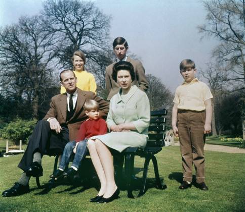 Queen Elizabeth II and her family at Windsor in Spring 1968. From left, Prince Philip, Duke of Edinburgh, Princess Anne, Prince Edward (Earl of Wessex), Prince Charles (Prince of Wales), the Queen and Prince Andrew (Duke of York), 1968 (photo) 1741214 Queen Elizabeth II and her family at Windsor in Spring 1968. From left, Prince Philip, Duke of Edinburgh, Princess Anne, Prince Edward (Earl of Wessex), Prince Charles (Prince of Wales), the Queen and Prince Andrew (Duke of York), 1968 (photo); (add.info.: Queen Elizabeth II and her family at Windsor in Spring 1968. From left, Prince Philip, Duke of Edinburgh, Princess Anne, Prince Edward (Earl of Wessex), Prince Charles (Prince of Wales), the Queen and Prince Andrew (Duke of York)). Copyright: xBridgemanxImagesx 1741214
