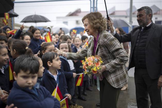 Bilder des Jahres 2024, Entertainment 02 Februar Entertainment Themen der Woche KW06 Entertainment Bilder des Tages Queen Sofia Visits The Huelva Food Bank - Spain Queen Sofia greets children waiting for her before her visit to the Food Bank, February 8, 2024, in Huelva, Andalusia, Spain. Queen Sofia visits the facilities of the Food Bank of Huelva and holds a meeting with its leaders, volunteers, solidarity organizations and donor companies. The event was also attended by the mayor of Huelva, Pilar Miranda, the president of the Provincial Council, David Toscano, the subdelegate of the Government in Huelva, Maria Josà Rico, and the president of the Provincial Council of Huelva, David Toscano. Photo by A. Pà rez Europa Press ABACAPRESS.COM Huelva Andalusia Spain Copyright: xEuropaxPress ABACAx