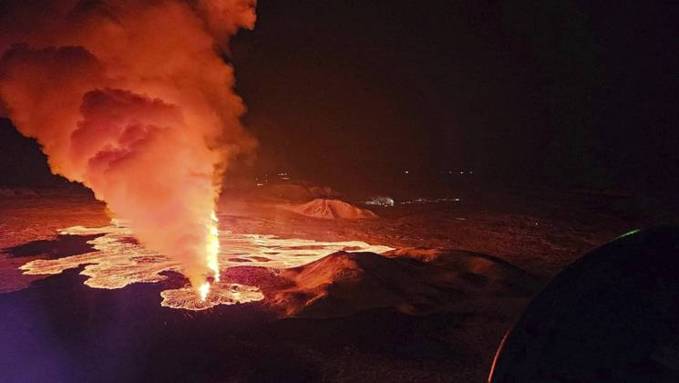 Bilder des Jahres 2024, News 02 Februar News Themen der Woche KW06 News Bilder des Tages February 8, 2024, Reykjanes Peninsula, Iceland: Renewed volcanic and magma flows from a fissure eruption at SundhnoÂºkar Volcano on the Reykjanes Peninsula, February 8, 2024 in SoÂ½lingarfell, Iceland. The eruption in Reykjanes peninsula disrupted hot water supply for 20,000 people and moved closer to Svartsengi power plant. Reykjanes Peninsula Iceland - ZUMAp138 20240208_zaa_p138_027 Copyright: xAlmannavarnir IcelandxCivilx