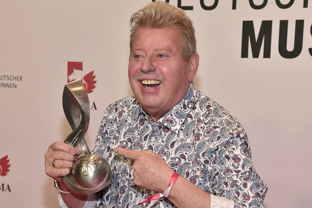 15. Deutschen Musikautor innenpreis VOLKER Rosin, Preisträger Kinderlieder Ankunft zur Verleihung des 15. Deutschen Musikautor innenpreis im Hotel Ritz in Berlin, am 08.02.2024