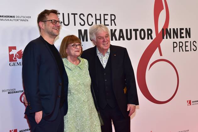 15. Deutschen Musikautor innenpreis Alexander Zuckowski, Mutter Monika Zuckowski, Vater Rolf Zuckowski Ankunft zur Verleihung des 15. Deutschen Musikautor innenpreis im Hotel Ritz in Berlin, am 08.02.2024