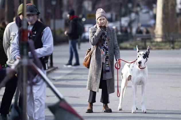 Bilder des Jahres 2024, Entertainment 02 Februar Entertainment Themen der Woche KW06 Entertainment Bilder des Tages Naomi Watts mit Dogge Bing bei Dreharbeiten zum Kinofilm The Friend im Washington Square. New York, 08.02.2024