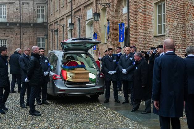 Le prince Emmanuel-Philibert de Savoie assiste Ã la veillÃ e funebre de son pere, le prince Victor-Emmanuel de Savoie, en l Eglise de Sant Uberto Ã Turin Illustrations - VeillÃ e funebre du prince Victor-Emmanuel de Savoie, en l Eglise de Sant Uberto Ã Turin, en prÃ sence de sa veuve Marina Ricolfi-Doria, de son fils, le prince Emmanuel-Philibert de Savoie avec sa femme la princesse Clotilde Courau et leurs filles les princesses Vittoria et Louisa, le 9 fÃ vrier 2024. Le fils du dernier roi d Italie s est Ã teint le 3 fÃ vrier 2024 Ã l Ã¢ge de 86 ans. The coffin of prince Vittorio Emanuele di Savoia arrives in Saint Hubert Chapel in the Reggia of Venaria Reale, near Turin, on February 9, 2024, Italy. Turin Italie  Copyright: xLuciaxSabatellix xBestimagexLuciaxSabatellix xBestimagex