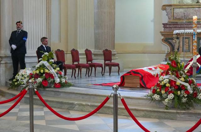 Le prince Emmanuel-Philibert de Savoie assiste Ã la veillÃ e funebre de son pere, le prince Victor-Emmanuel de Savoie, en l Eglise de Sant Uberto Ã Turin Le prince Emmanuel-Philibert de Savoie - VeillÃ e funebre du prince Victor-Emmanuel de Savoie, en l Eglise de Sant Uberto Ã Turin, en prÃ sence de sa veuve Marina Ricolfi-Doria, de son fils, le prince Emmanuel-Philibert de Savoie avec sa femme la princesse Clotilde Courau et leurs filles les princesses Vittoria et Louisa, le 9 fÃ vrier 2024. Le fils du dernier roi d Italie s est Ã teint le 3 fÃ vrier 2024 Ã l Ã¢ge de 86 ans. Emanuele Filiberto sit near the coffin of Vittorio Emanuele di Savoia on the eve of his funeral ceremony in Saint Hubert Chapel in the Reggia of Venaria Reale,  Copyright: xLuciaxSabatellix xBestimagexLuciaxSabatellix xBestimagex