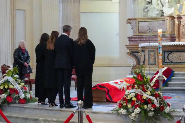 Le prince Emmanuel-Philibert de Savoie assiste Ã la veillÃ e funebre de son pere, le prince Victor-Emmanuel de Savoie, en l Eglise de Sant Uberto Ã Turin VeillÃ e funebre du prince Victor-Emmanuel de Savoie, en l Eglise de Sant Uberto Ã Turin, en prÃ sence de sa veuve Marina Ricolfi-Doria, de son fils, le prince Emmanuel-Philibert de Savoie avec sa femme la princesse Clotilde Courau et leurs filles les princesses Vittoria et Louisa, le 9 fÃ vrier 2024. Le fils du dernier roi d Italie s est Ã teint le 3 fÃ vrier 2024 Ã l Ã¢ge de 86 ans. Maria Pia of Savoy, Emanuele Filiberto and princess of Savoia Clotilde Courau with their daughters Vittoria and Luisa di Savoia pause in front of the coffin of Vittorio Emanuele di Savoia on the eve of  Copyright: xLuciaxSabatellix xBestimagexLuciaxSabatellix xBestimagex