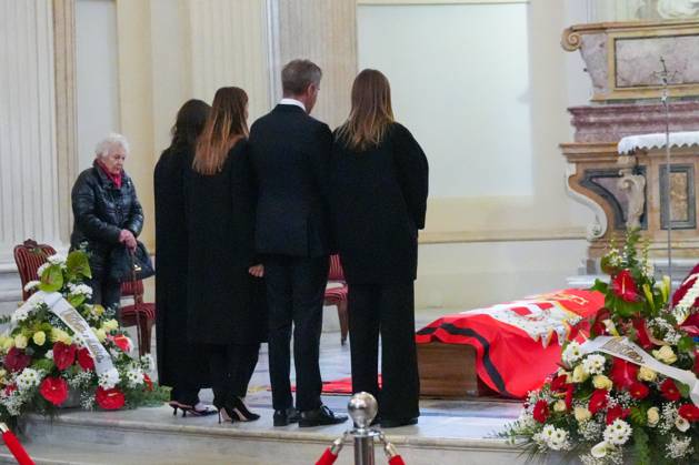 Le prince Emmanuel-Philibert de Savoie assiste Ã la veillÃ e funebre de son pere, le prince Victor-Emmanuel de Savoie, en l Eglise de Sant Uberto Ã Turin VeillÃ e funebre du prince Victor-Emmanuel de Savoie, en l Eglise de Sant Uberto Ã Turin, en prÃ sence de sa veuve Marina Ricolfi-Doria, de son fils, le prince Emmanuel-Philibert de Savoie avec sa femme la princesse Clotilde Courau et leurs filles les princesses Vittoria et Louisa, le 9 fÃ vrier 2024. Le fils du dernier roi d Italie s est Ã teint le 3 fÃ vrier 2024 Ã l Ã¢ge de 86 ans. Maria Pia of Savoy, Emanuele Filiberto and princess of Savoia Clotilde Courau with their daughters Vittoria and Luisa di Savoia pause in front of the coffin of Vittorio Emanuele di Savoia on the eve of  Copyright: xLuciaxSabatellix xBestimagexLuciaxSabatellix xBestimagex