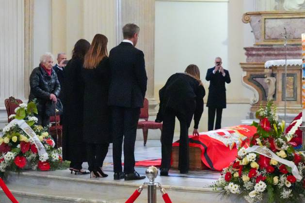Le prince Emmanuel-Philibert de Savoie assiste Ã la veillÃ e funebre de son pere, le prince Victor-Emmanuel de Savoie, en l Eglise de Sant Uberto Ã Turin VeillÃ e funebre du prince Victor-Emmanuel de Savoie, en l Eglise de Sant Uberto Ã Turin, en prÃ sence de sa veuve Marina Ricolfi-Doria, de son fils, le prince Emmanuel-Philibert de Savoie avec sa femme la princesse Clotilde Courau et leurs filles les princesses Vittoria et Louisa, le 9 fÃ vrier 2024. Le fils du dernier roi d Italie s est Ã teint le 3 fÃ vrier 2024 Ã l Ã¢ge de 86 ans. Maria Pia of Savoy, Emanuele Filiberto and princess of Savoia Clotilde Courau with their daughters Vittoria and Luisa di Savoia pause in front of the coffin of Vittorio Emanuele di Savoia on the eve of  Copyright: xLuciaxSabatellix xBestimagexLuciaxSabatellix xBestimagex