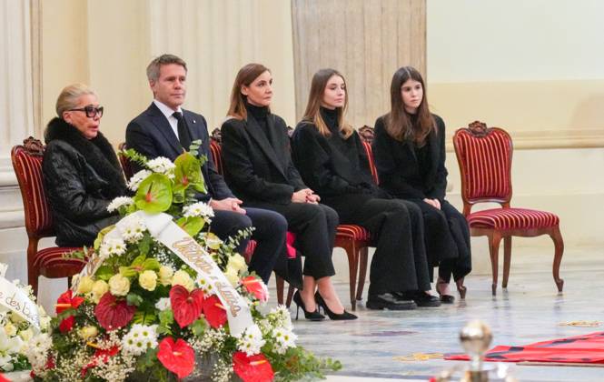 Le prince Emmanuel-Philibert de Savoie assiste Ã la veillÃ e funebre de son pere, le prince Victor-Emmanuel de Savoie, en l Eglise de Sant Uberto Ã Turin VeillÃ e funebre du prince Victor-Emmanuel de Savoie, en l Eglise de Sant Uberto Ã Turin, en prÃ sence de sa veuve Marina Ricolfi-Doria, de son fils, le prince Emmanuel-Philibert de Savoie avec sa femme la princesse Clotilde Courau et leurs filles les princesses Vittoria et Louisa, le 9 fÃ vrier 2024. Le fils du dernier roi d Italie s est Ã teint le 3 fÃ vrier 2024 Ã l Ã¢ge de 86 ans. Marina Doria, Emanuele Filiberto, and princess of Savoia Clotilde Courau, with their daughters Vittoria and Luisa di Savoia sit near the coffin of Vittorio Emanuele di Savoia on the eve of his funeral  Copyright: xLuciaxSabatellix xBestimagexLuciaxSabatellix xBestimagex
