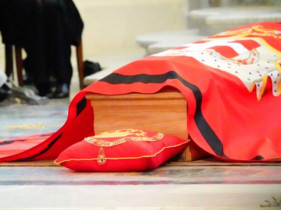 Le prince Emmanuel-Philibert de Savoie assiste Ã la veillÃ e funebre de son pere, le prince Victor-Emmanuel de Savoie, en l Eglise de Sant Uberto Ã Turin Illustrations - VeillÃ e funebre du prince Victor-Emmanuel de Savoie, en l Eglise de Sant Uberto Ã Turin, en prÃ sence de sa veuve Marina Ricolfi-Doria, de son fils, le prince Emmanuel-Philibert de Savoie avec sa femme la princesse Clotilde Courau et leurs filles les princesses Vittoria et Louisa, le 9 fÃ vrier 2024. Le fils du dernier roi d Italie s est Ã teint le 3 fÃ vrier 2024 Ã l Ã¢ge de 86 ans. A guest lays a pillow with the Supreme Order of the Santissima Annunziata, the highest honor of the House of Savoy, near the coffin of Vittorio Emanuele di Savoia on the eve of his fune  Copyright: xLuciaxSabatellix xBestimagexLuciaxSabatellix xBestimagex