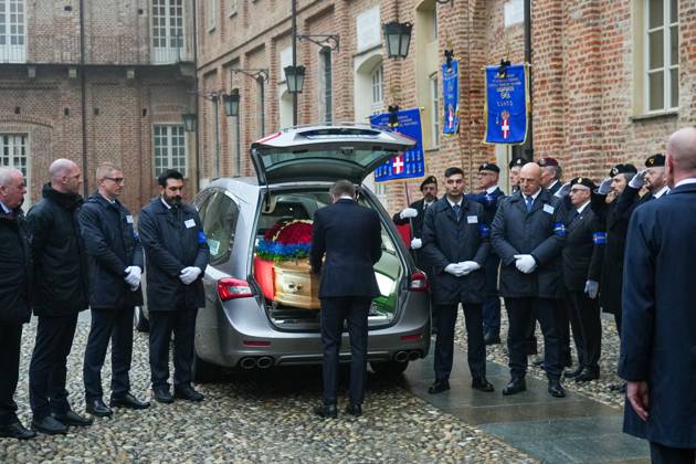 Le prince Emmanuel-Philibert de Savoie assiste Ã la veillÃ e funebre de son pere, le prince Victor-Emmanuel de Savoie, en l Eglise de Sant Uberto Ã Turin Le prince Emmanuel-Philibert de Savoie - VeillÃ e funebre du prince Victor-Emmanuel de Savoie, en l Eglise de Sant Uberto Ã Turin, en prÃ sence de sa veuve Marina Ricolfi-Doria, de son fils, le prince Emmanuel-Philibert de Savoie avec sa femme la princesse Clotilde Courau et leurs filles les princesses Vittoria et Louisa, le 9 fÃ vrier 2024. Le fils du dernier roi d Italie s est Ã teint le 3 fÃ vrier 2024 Ã l Ã¢ge de 86 ans. Emanuele Filiberto Duca of Savoy pays tribute to the coffin of his father Prince Vittorio Emanuele of Savoy, son of Italy s last king, at the Saint Hubert Chape  Copyright: xLuciaxSabatellix xBestimagexLuciaxSabatellix xBestimagex
