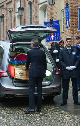 Le prince Emmanuel-Philibert de Savoie assiste Ã la veillÃ e funebre de son pere, le prince Victor-Emmanuel de Savoie, en l Eglise de Sant Uberto Ã Turin Le prince Emmanuel-Philibert de Savoie - VeillÃ e funebre du prince Victor-Emmanuel de Savoie, en l Eglise de Sant Uberto Ã Turin, en prÃ sence de sa veuve Marina Ricolfi-Doria, de son fils, le prince Emmanuel-Philibert de Savoie avec sa femme la princesse Clotilde Courau et leurs filles les princesses Vittoria et Louisa, le 9 fÃ vrier 2024. Le fils du dernier roi d Italie s est Ã teint le 3 fÃ vrier 2024 Ã l Ã¢ge de 86 ans. Emanuele Filiberto Duca of Savoy pays tribute to the coffin of his father Prince Vittorio Emanuele of Savoy, son of Italy s last king, at the Saint Hubert Chape  Copyright: xLuciaxSabatellix xBestimagexLuciaxSabatellix xBestimagex