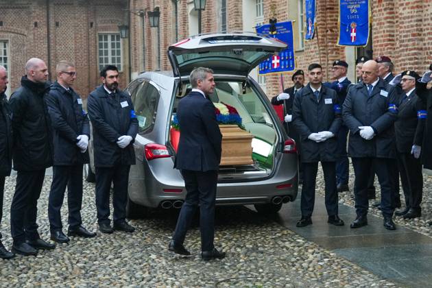 Le prince Emmanuel-Philibert de Savoie assiste Ã la veillÃ e funebre de son pere, le prince Victor-Emmanuel de Savoie, en l Eglise de Sant Uberto Ã Turin Le prince Emmanuel-Philibert de Savoie - VeillÃ e funebre du prince Victor-Emmanuel de Savoie, en l Eglise de Sant Uberto Ã Turin, en prÃ sence de sa veuve Marina Ricolfi-Doria, de son fils, le prince Emmanuel-Philibert de Savoie avec sa femme la princesse Clotilde Courau et leurs filles les princesses Vittoria et Louisa, le 9 fÃ vrier 2024. Le fils du dernier roi d Italie s est Ã teint le 3 fÃ vrier 2024 Ã l Ã¢ge de 86 ans. Emanuele Filiberto Duca of Savoy pays tribute to the coffin of his father Prince Vittorio Emanuele of Savoy, son of Italy s last king, at the Saint Hubert Chape  Copyright: xLuciaxSabatellix xBestimagexLuciaxSabatellix xBestimagex