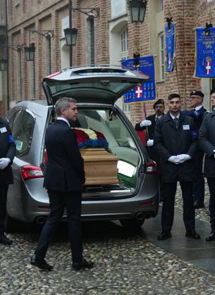 Le prince Emmanuel-Philibert de Savoie assiste Ã la veillÃ e funebre de son pere, le prince Victor-Emmanuel de Savoie, en l Eglise de Sant Uberto Ã Turin Le prince Emmanuel-Philibert de Savoie - VeillÃ e funebre du prince Victor-Emmanuel de Savoie, en l Eglise de Sant Uberto Ã Turin, en prÃ sence de sa veuve Marina Ricolfi-Doria, de son fils, le prince Emmanuel-Philibert de Savoie avec sa femme la princesse Clotilde Courau et leurs filles les princesses Vittoria et Louisa, le 9 fÃ vrier 2024. Le fils du dernier roi d Italie s est Ã teint le 3 fÃ vrier 2024 Ã l Ã¢ge de 86 ans. Emanuele Filiberto Duca of Savoy pays tribute to the coffin of his father Prince Vittorio Emanuele of Savoy, son of Italy s last king, at the Saint Hubert Chape  Copyright: xLuciaxSabatellix xBestimagexLuciaxSabatellix xBestimagex